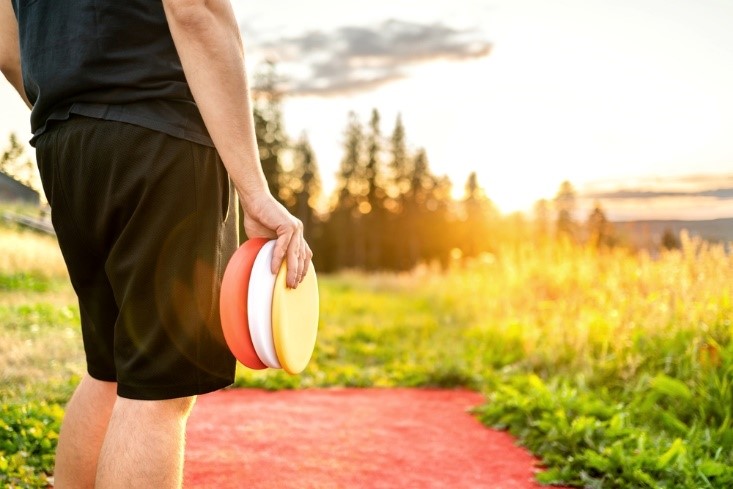 man holding discs in hand for disc golf