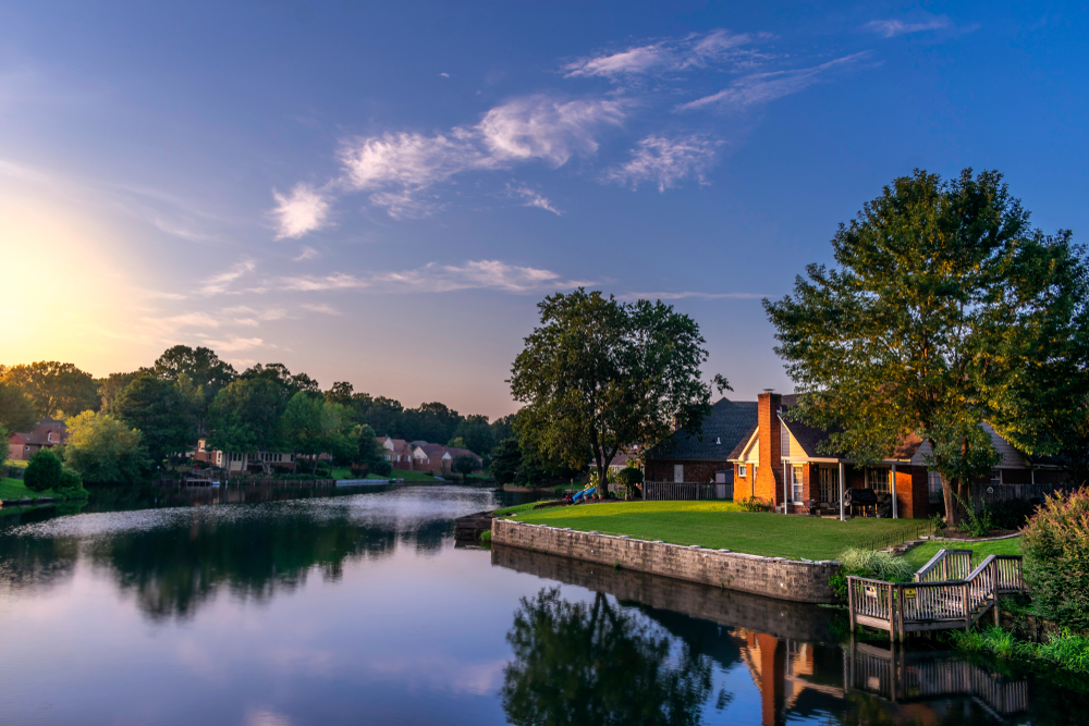 Houses near a lake with the reflection of the houses in the lake