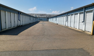 Moove In Self Storage Facility at 15 College Hwy in Southampton Exterior Driveway